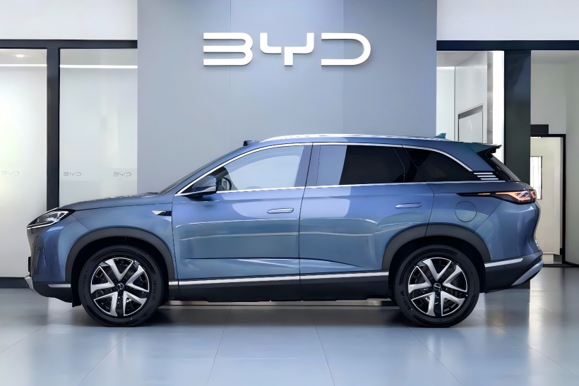 Η έξυπνη οδήγηση Byd Seal 07 DM-I, με εκτιμώμενη τιμή εκκίνησης 250.000 γιουάν και αναμένεται να χτυπήσει σύντομα την αγορά, έφτασε σε αντιπροσωπείες.