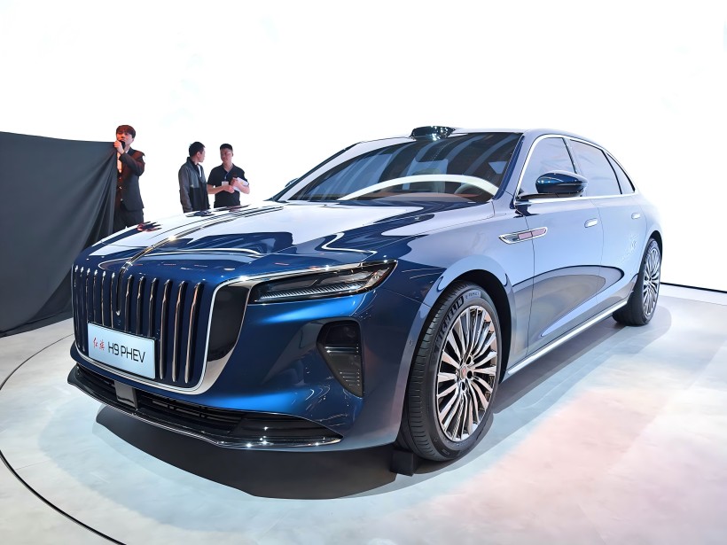 Το Hongqi H9 Phev, που τροφοδοτείται από ένα βύσμα 2.0T - σε υβριδικό κινητήρα και εξοπλισμένο με ενεργό εναιώρημα, θα ξεκινήσει το δεύτερο εξάμηνο του 2025.